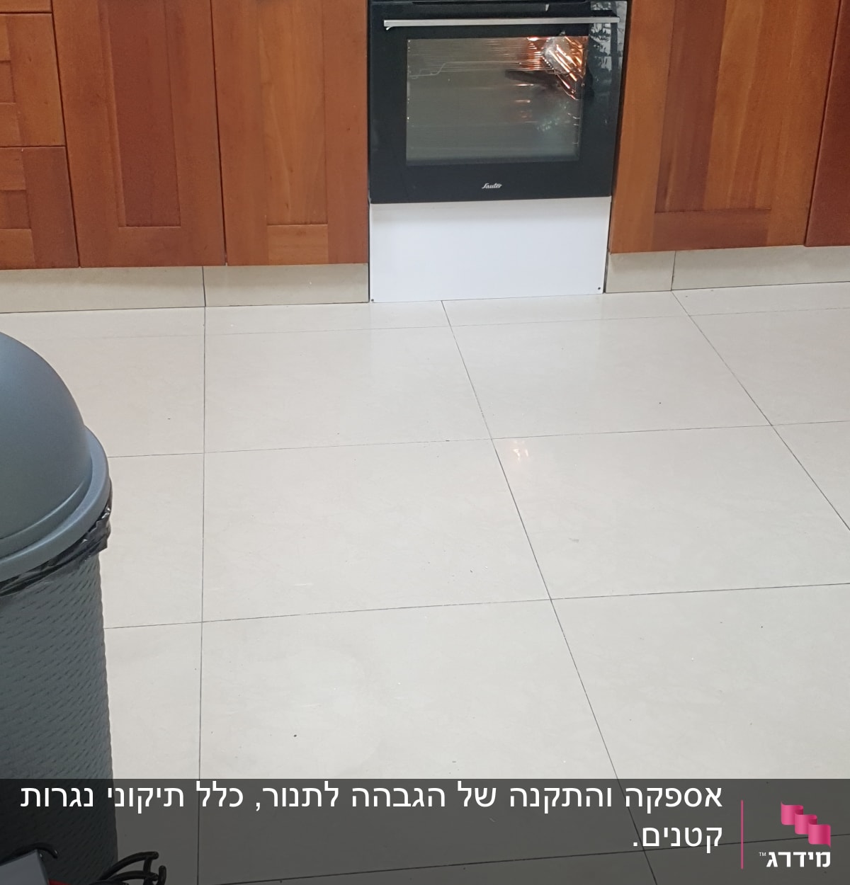 מטבח עם תנור אפייה דולק וארונות עץ